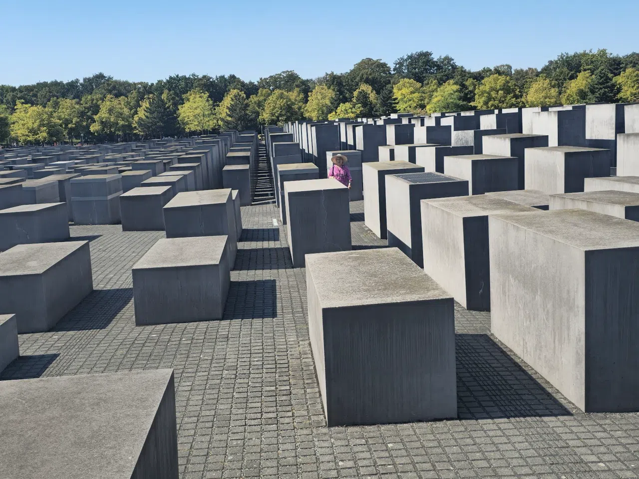 Zu Fuß hinein in die Stelen von Berlins Holocaust-Mahnmal