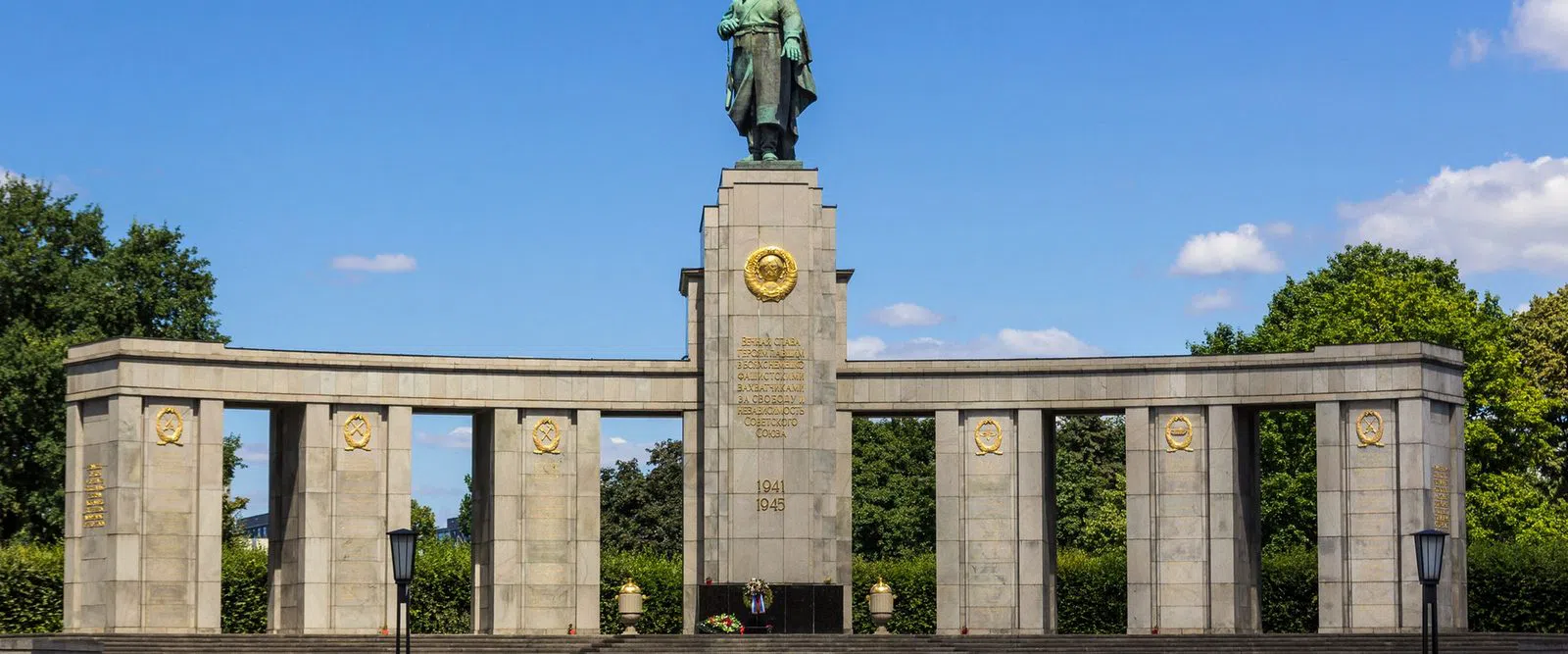 De pie bajo el memorial de guerra soviético de Berlín, en el Tiergarten